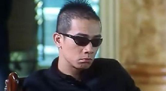 他们将陈小春和山鸡对号入座,戏称:"难怪把山鸡演得这么好,原来是本色