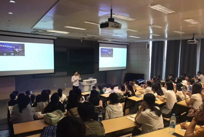 大学教师看着风光无限，其实并非如此，月薪5000且无编制才是常态