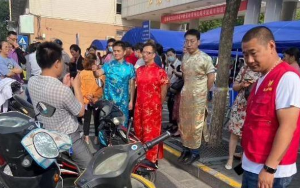 高考“旗袍老爸”们火了，艳压全场宝妈，我看到了最浓烈的父爱