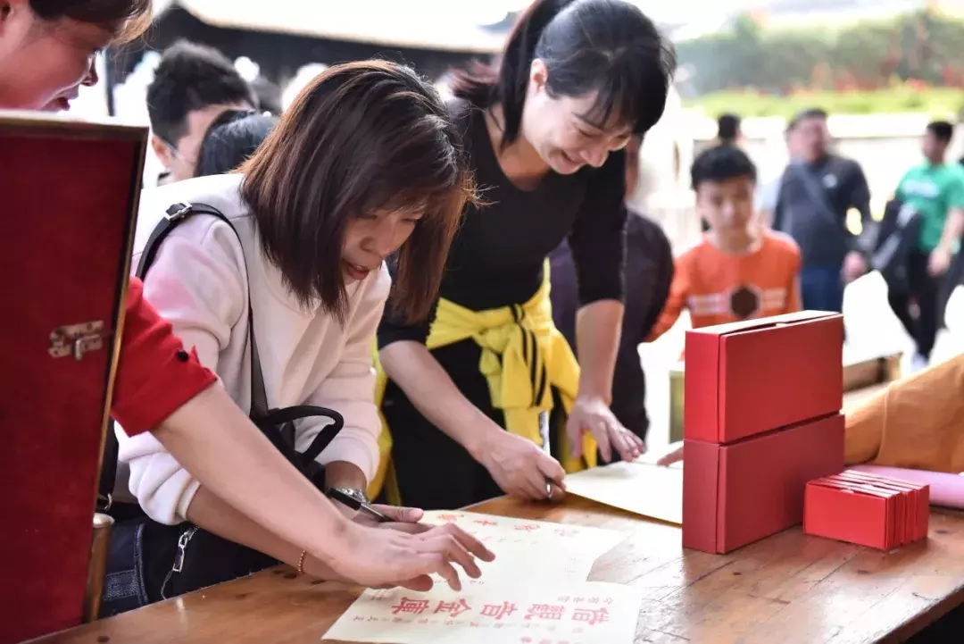 实拍，东莞观音山观音开库，万人求财场面超火爆