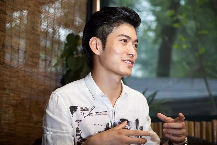 网红烧饼帅哥曝近况！12年前因似金城武走红，现生意惨淡育有俩娃