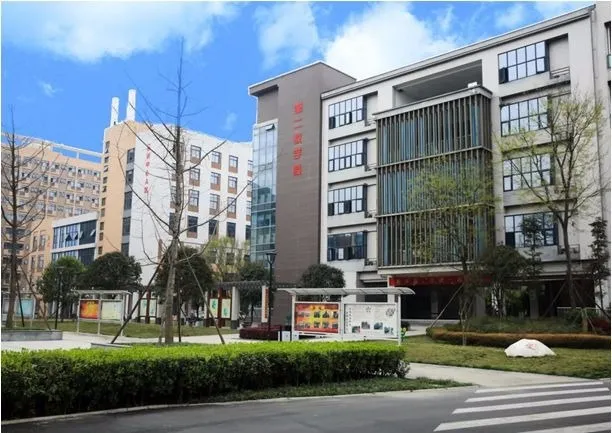 职校宿舍空调、游泳馆一应俱全，去省民政厅直属学校读书免学费