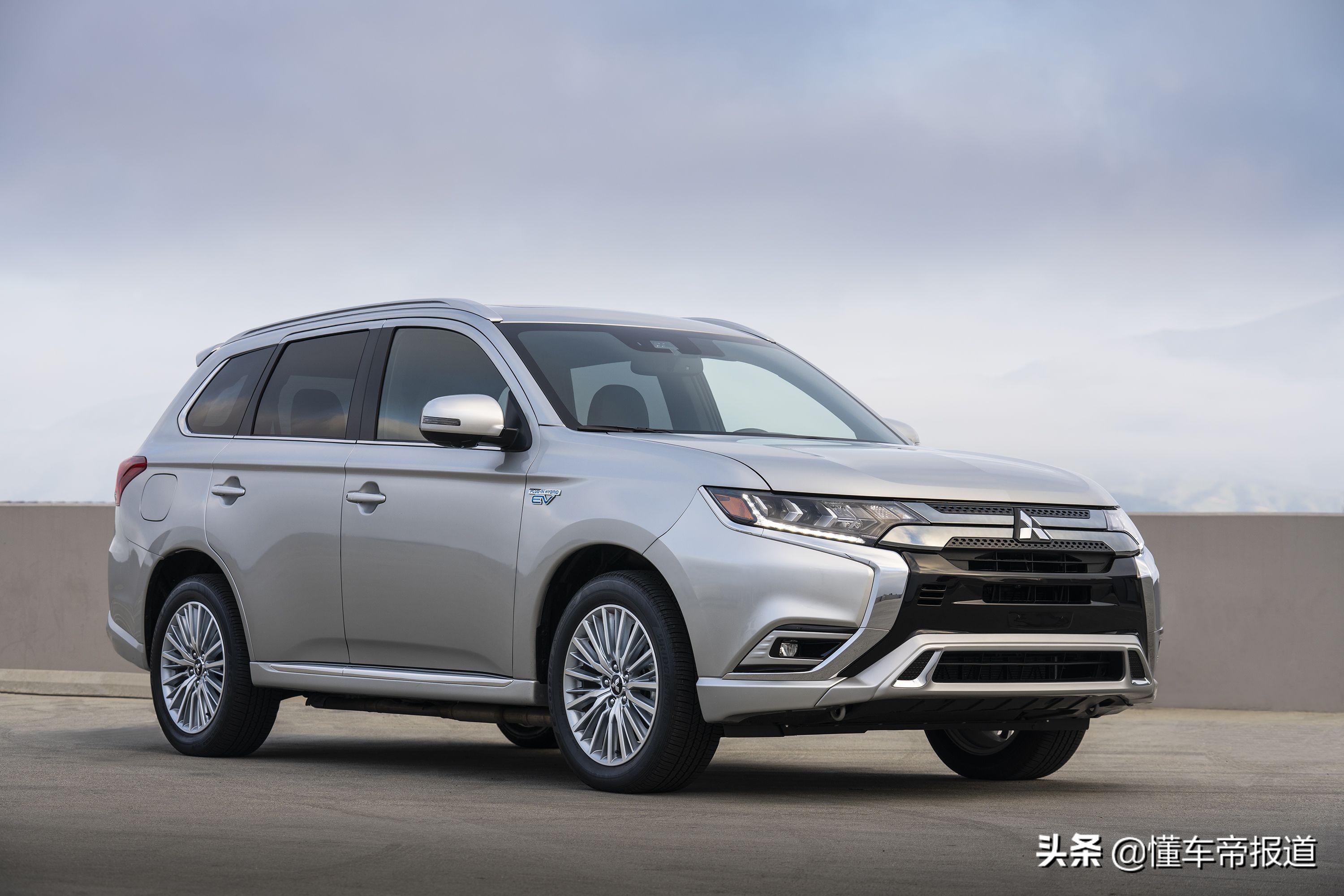 新车 </p><p>　　 约人民币16万起，换壳日产奇骏？曝三菱新欧蓝德PHEV预告图