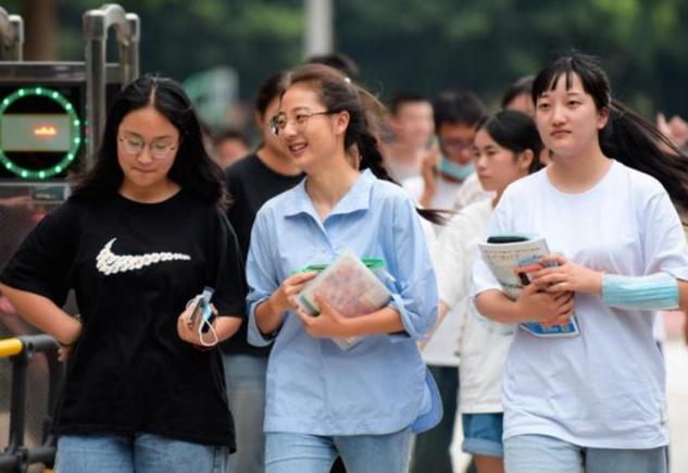 大学辅导员工资一般多少（大学辅导员有多吃香）