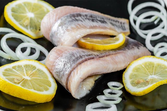 臭出天际的鲱鱼罐头，到底是鲱鱼本身难闻还是故意加工成臭味？