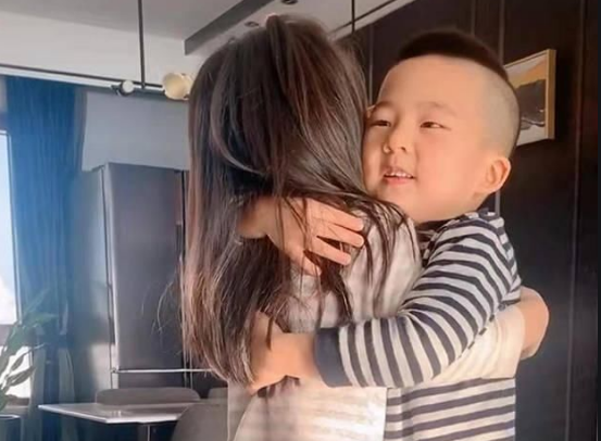 “暖心”哥哥火了，给妹妹洗脚时突然扎进盆里，满屏都是榴莲味