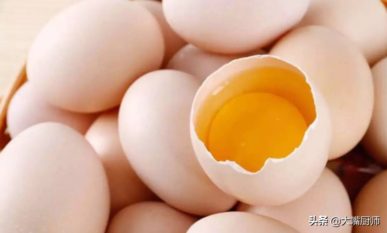 大量鸡蛋怎样长期保存(鸡蛋买得多，别冷藏保存，用这个土方法，放半年还新鲜，像刚下的)