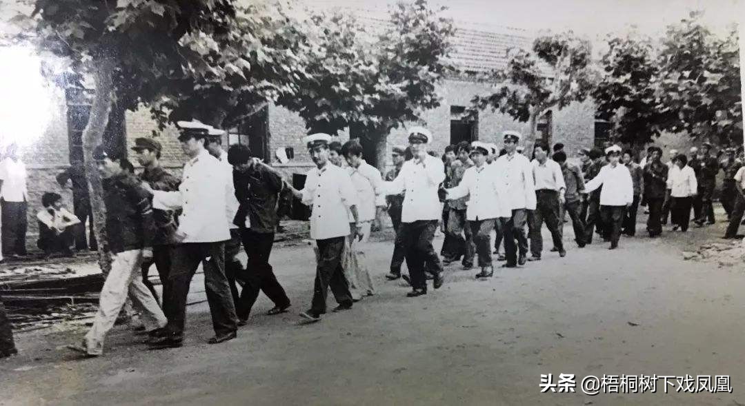 张学忠为何调离四川(1980年代盗墓“一夜成为万元户”引挖宝风潮，万人大会公判刹歪风)