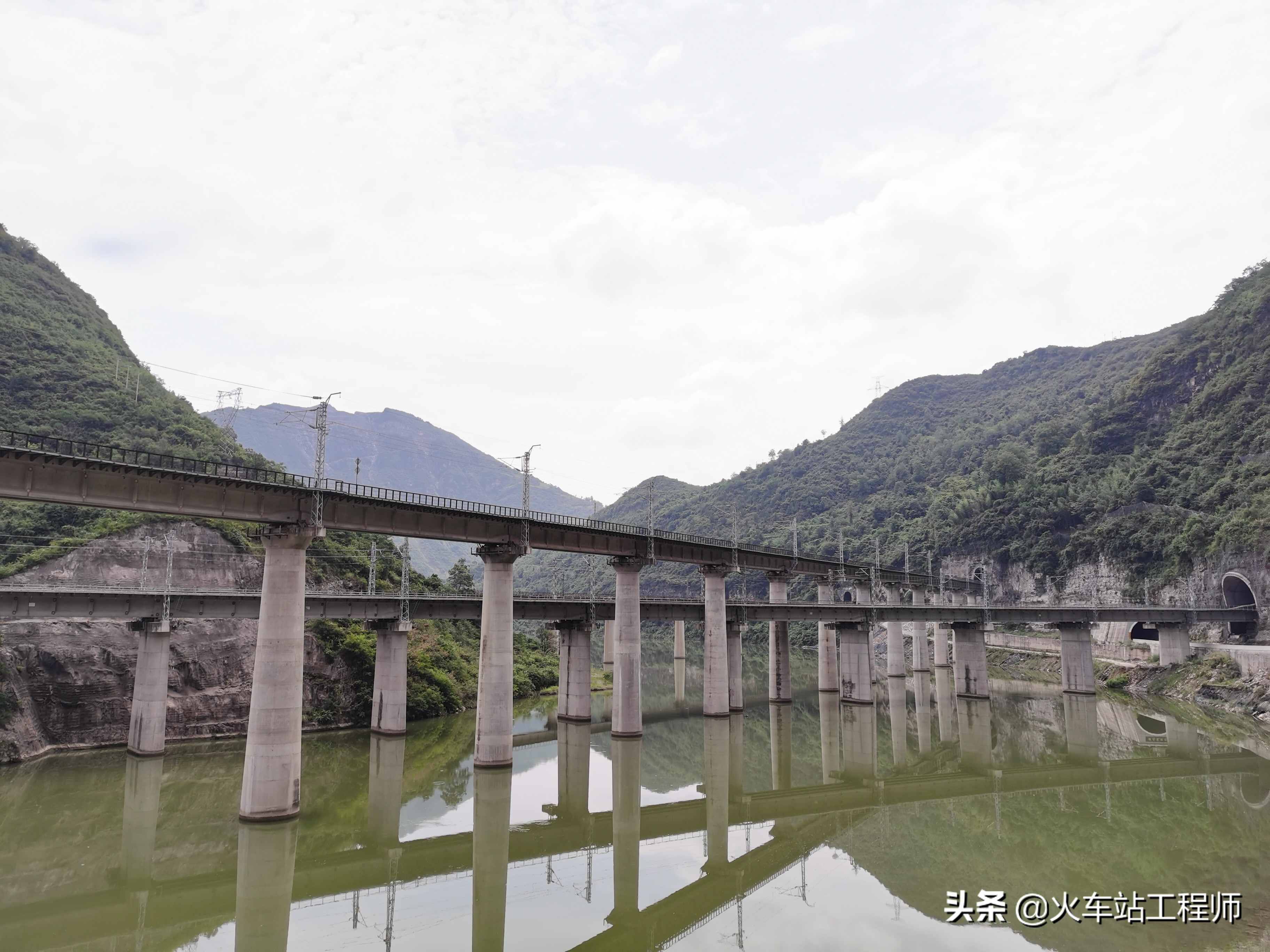 襄渝铁路吕河站，“向硬骨头六连学习”标语，忆起那昔日峥嵘岁月