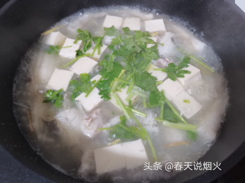 便宜的豆腐鱼，加豆腐炖，汤色奶白，鱼比豆腐嫩，能让你连喝2碗