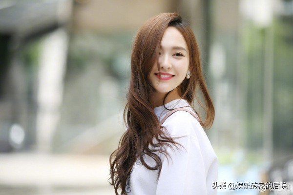 殷桃的“少女感”确实意有所指，但指的却是普罗大众
