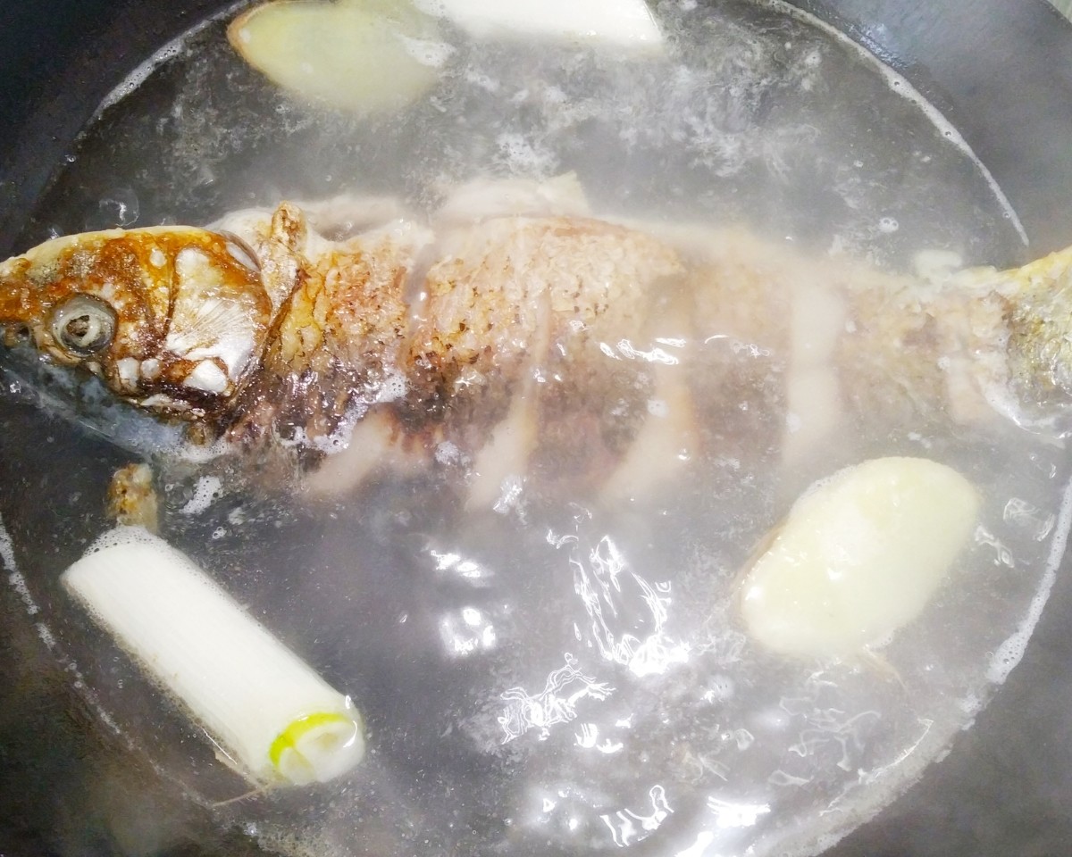 孕妇喝的鱼汤怎么熬？牢记3个小技巧，鱼汤无腥味，奶白色特别鲜