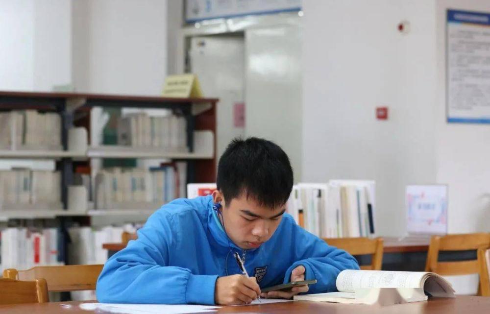 考研要求四六级成绩吗？部分高校发布通知，没过四级的学生要留意