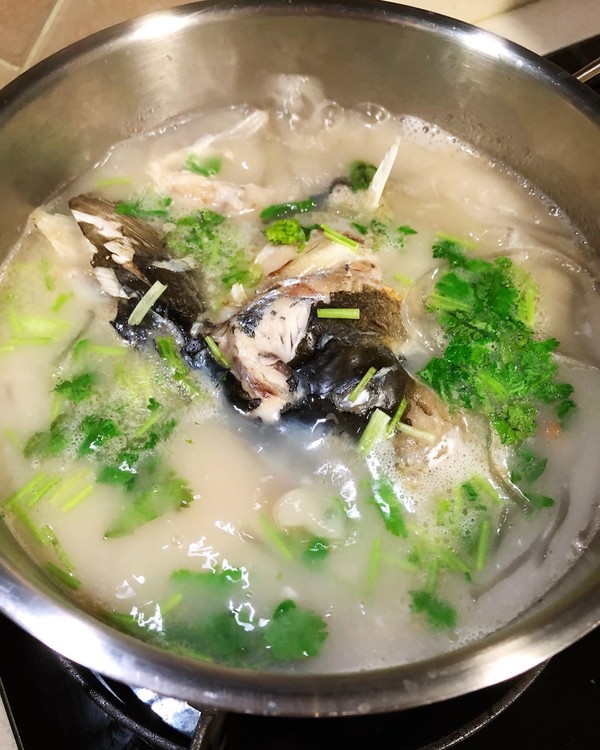 孕妇喝的鱼汤怎么熬？牢记3个小技巧，鱼汤无腥味，奶白色特别鲜