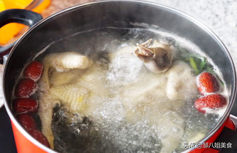 鸽子汤怎么炖才好喝？记住“两不要”，炖好后汤汁鲜美，无腥味