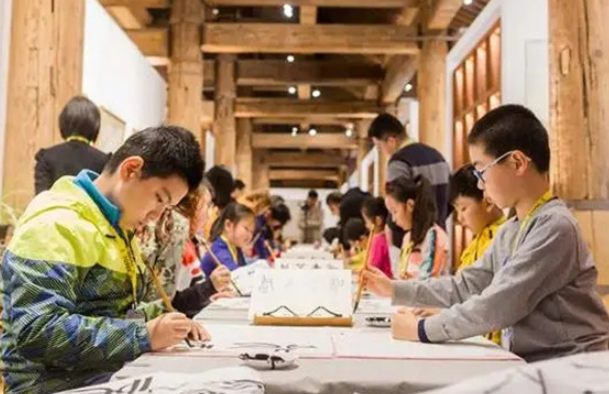 初中生“黑板报”走红，画面逼真，视觉冲击力大，美术老师看呆了