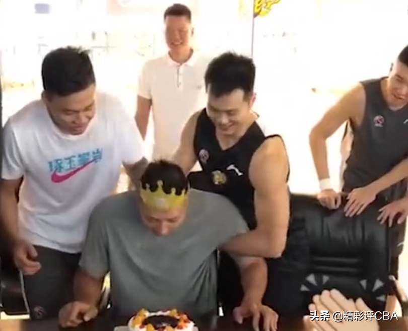 为什么cba球员过生日不吃蛋糕(CBA又有球员过生日意外摔倒！应谨记贺天举教训，拍蛋糕有危险！)