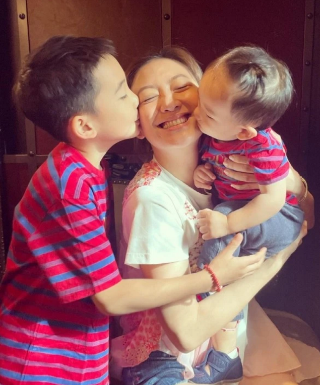 应采儿探班陈小春，俩人当众热吻，山鸡哥看老婆全程宠溺笑甜蜜蜜