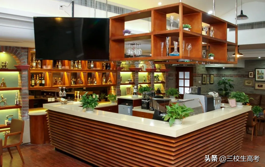 用外语特长连接世界——上海市商业学校中职酒店专业的许殷龙