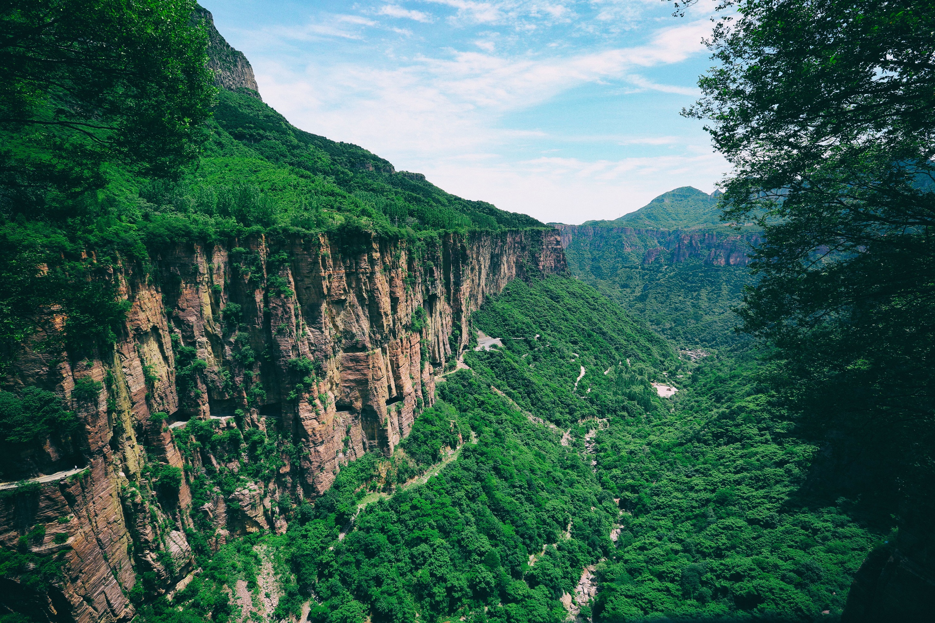 又到了人满为患的季节,悬崖上的村庄郭亮村!