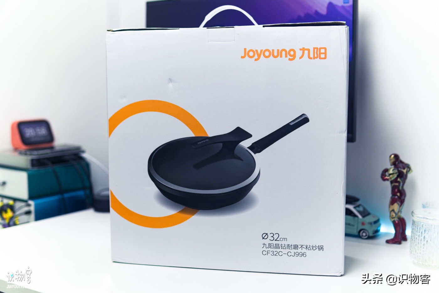 小熊家的这款无涂层炒锅，采用耐高温的晶钻不粘层，钢丝球都用不上，炒菜易脱糊，久用如新。