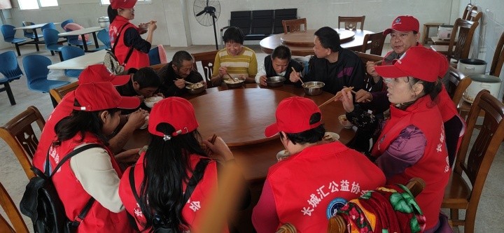 长城汇公益协会陈美珠爱心团队情系老人 爱在敬老院