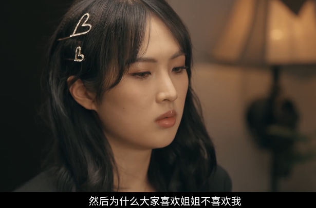 何超欣考上清华研究生，王文也晒恋爱高甜，映射出名媛们的小时代