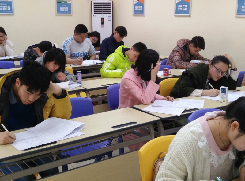 公立学校和私立学校差距在哪？家长会的内容都不同，区别太明显