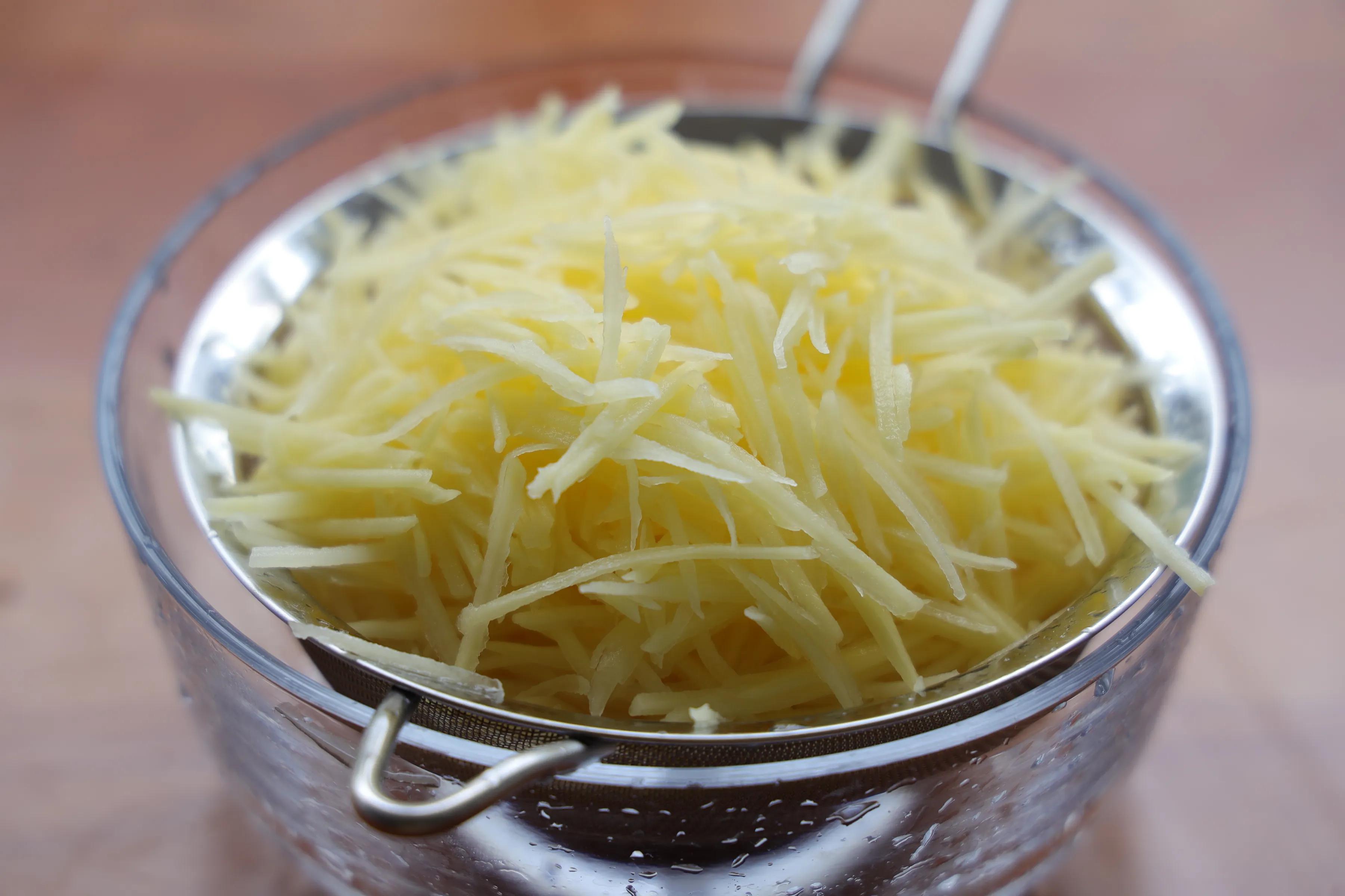 不用和面的懒人早餐，3个土豆就搞定了，好吃还拉丝