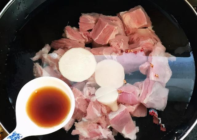 家常版清炖羊肉，用最少的料，炖出最鲜的汤，好喝不腻，没腥膻味