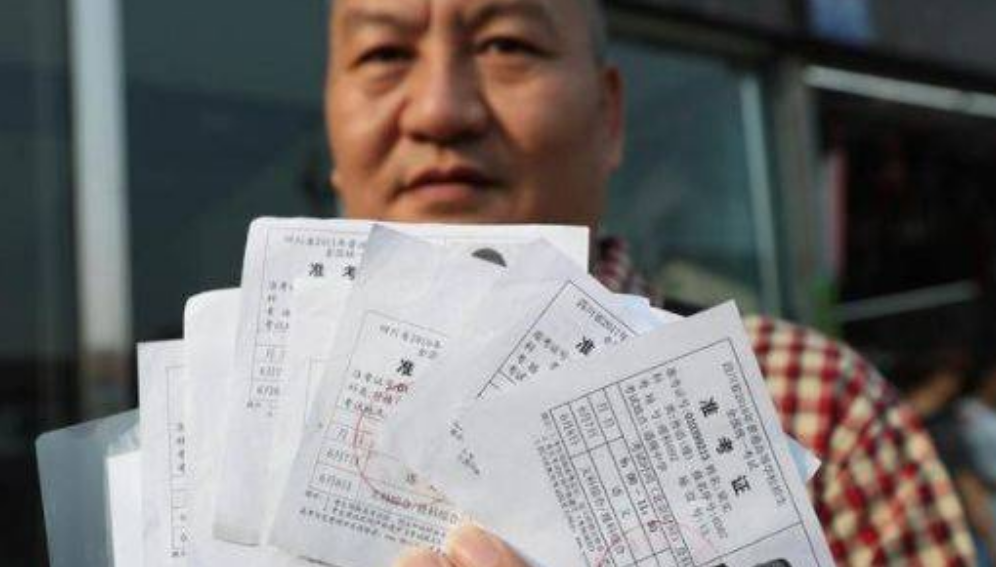 54岁高考钉子户梁实，今年第25次高考403分，称明年要转读文科