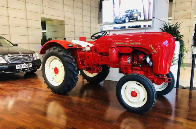 名車館寄售了兩輛拖拉機，保時捷中心做保養(yǎng)，和邁巴赫賓利停一起