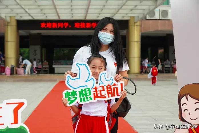 开学啦！现场多图预警：妈趴窗，爹爬墙，脸贴地！场面过于欢乐