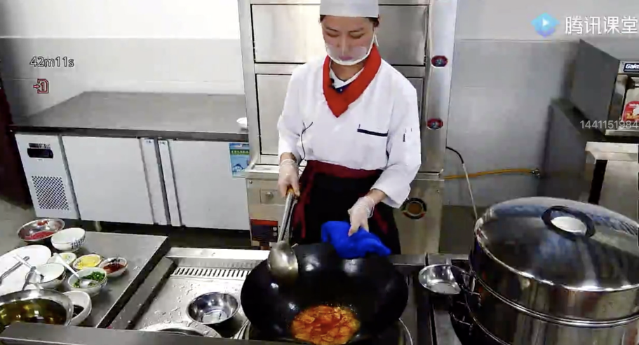 四川省东坡中等职业技术学校烹饪教师做客“阳光校餐”空中课堂