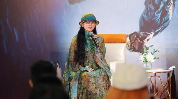 “孔雀公主”杨丽萍：因为麻雀的灵魂封住了神，所以现在不生孩子而嘲笑人生的失败。