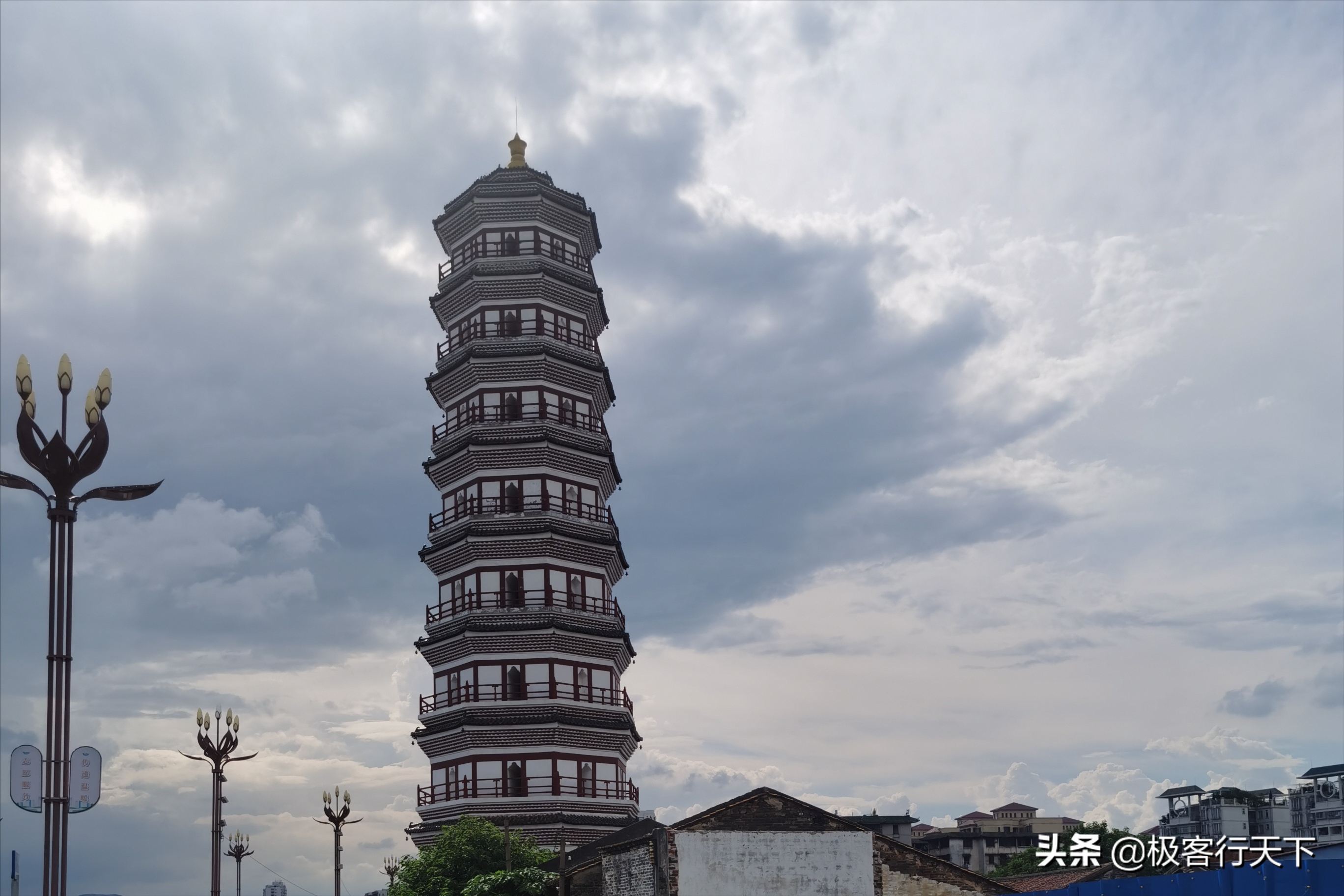 肇庆崇禧塔，屹立于西江岸边四百余年，旁边还有利玛窦仙花寺遗址