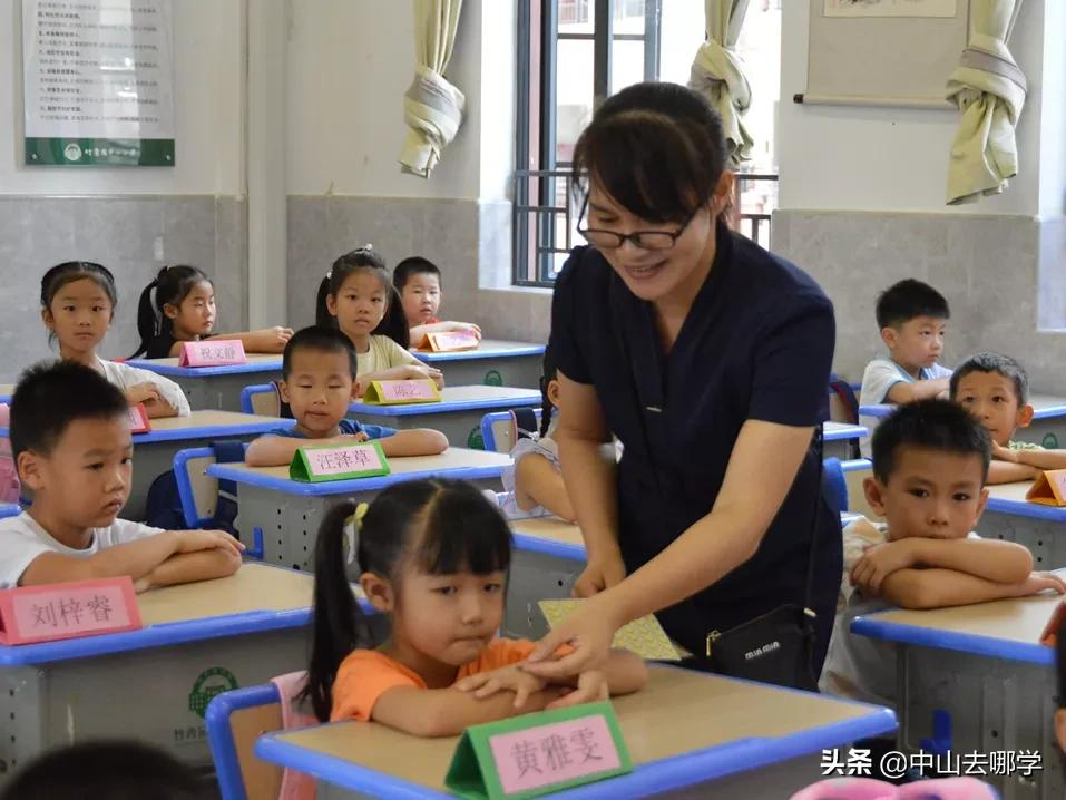 开学啦！现场多图预警：妈趴窗，爹爬墙，脸贴地！场面过于欢乐
