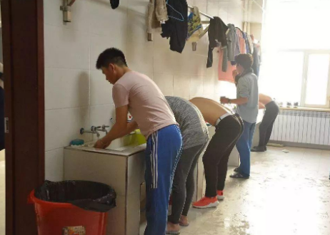 同样都是高中生，一个选住校、一个选走读，高考过后差距显著