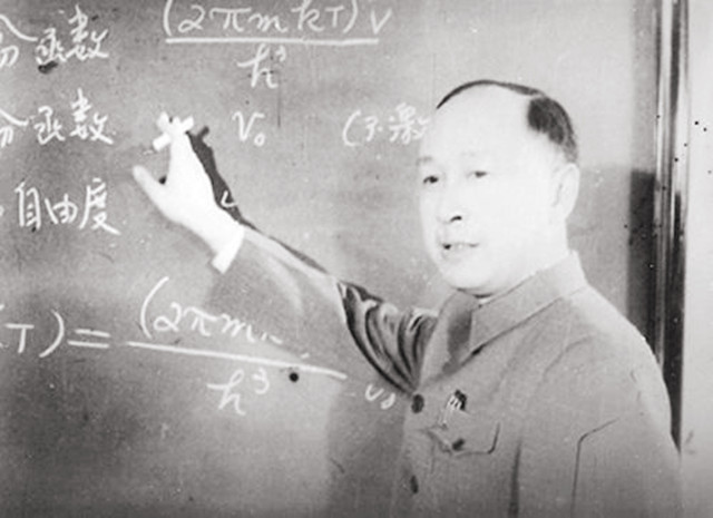 錢學森葬禮：三軍儀仗隊為他抬棺，數萬人送行