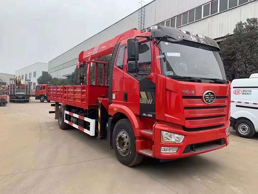 随车吊厂家解析：解放J6单桥8吨随车吊多少钱