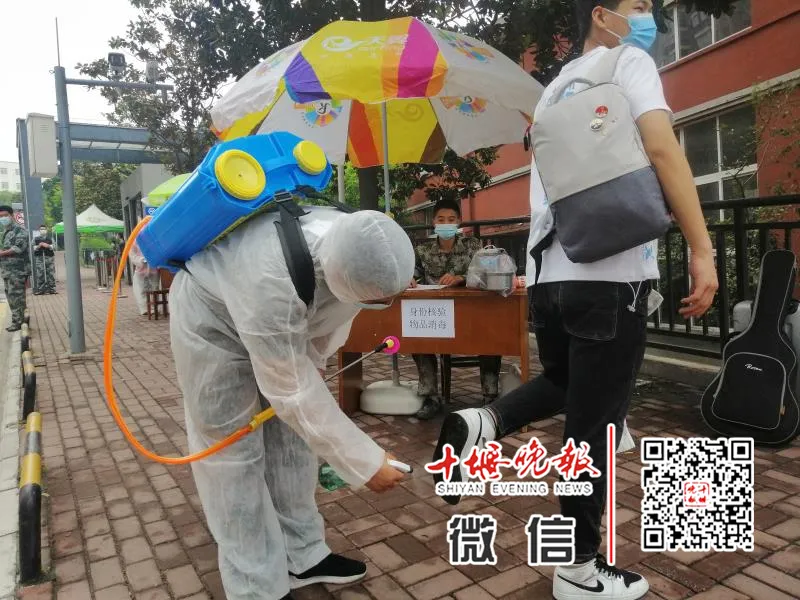 今天开学！刚刚在十堰这些学校拍下，这一幕等了太久