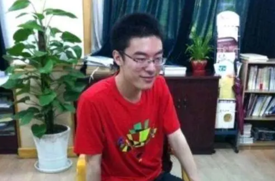 2011年，重庆小伙李翔，高考638分却坚持复读，夺文科状元进北大