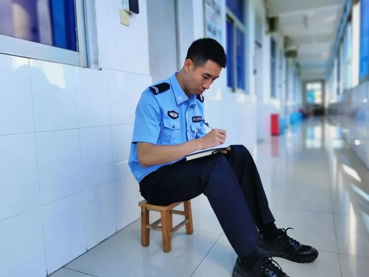 党旗高高飘扬在抗疫一线丨 写在抗疫一线的385份入党申请书