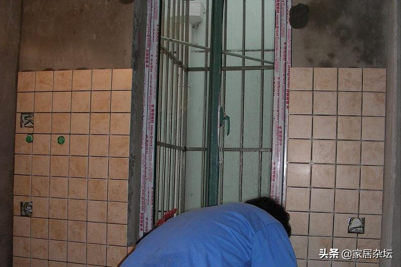 厨房装修：先贴砖还是先装橱柜？不贴砖的替代方案解析