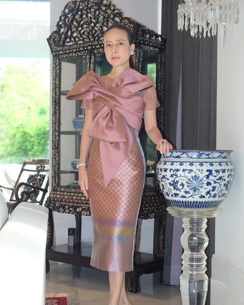 55岁华裔富婆伍伦盼，穿蝴蝶结包臀裙，扎粉色发带仙气十足