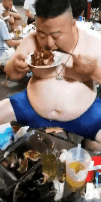搞笑动图图片：这么多人看着呢，你还敢这样欺负我
