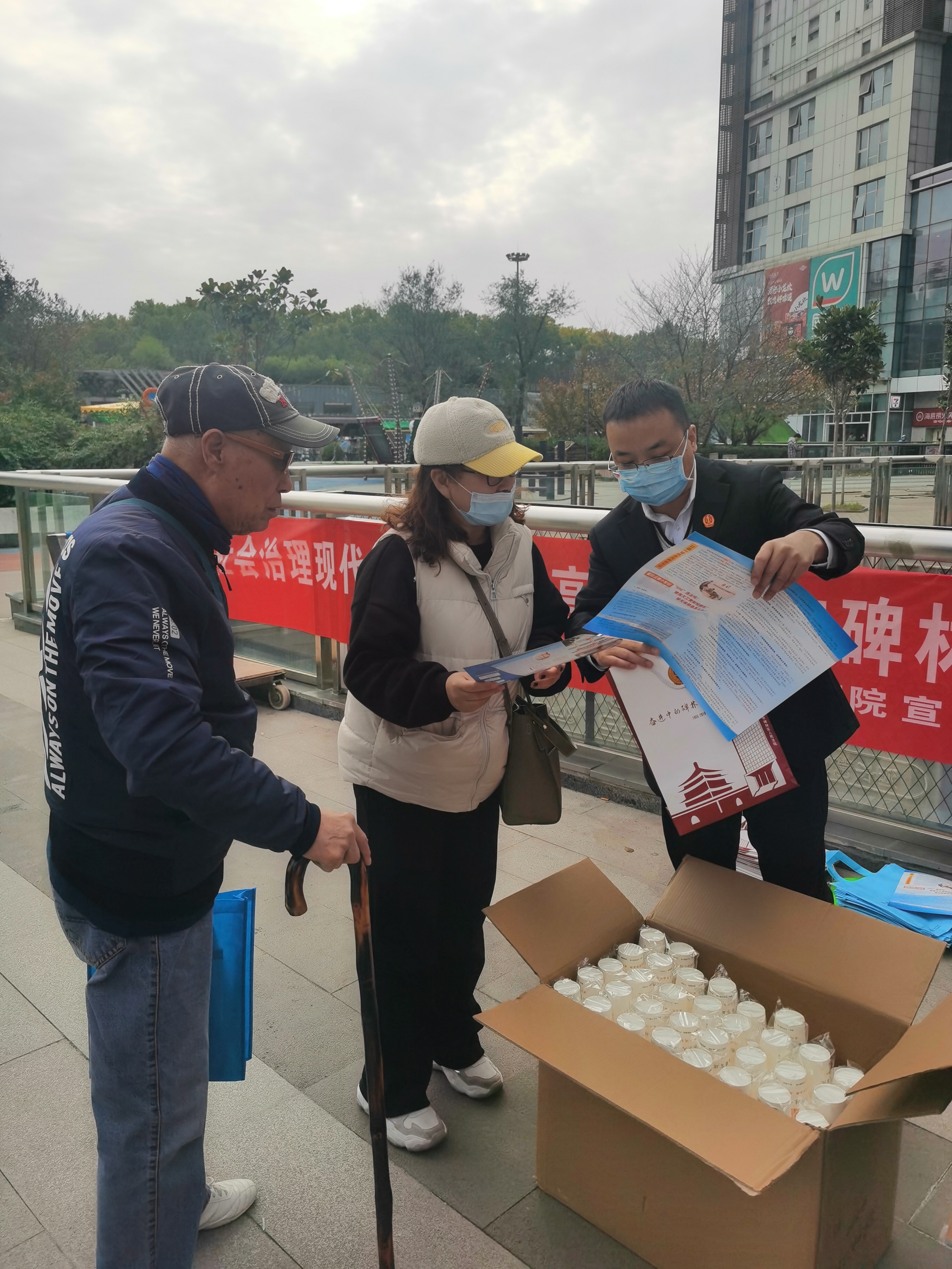 西安市碑林区人民法院联合辖区街道办事处开展社会治理和平安建设宣传活动
