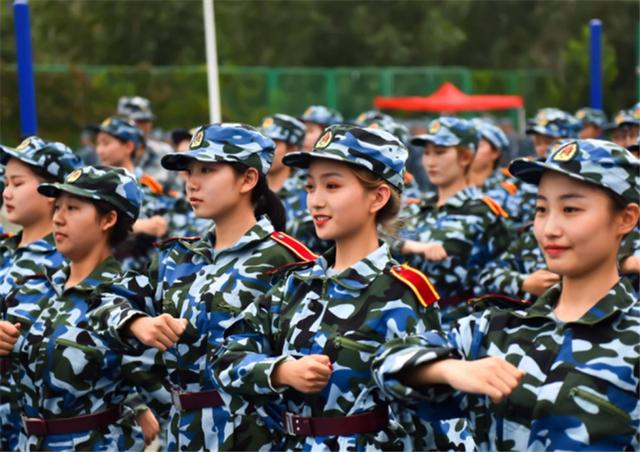 新生军训时，教官总是盯着女生看是有原因的，别误会教官