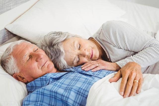人到老年凌晨3、4点会早醒？提醒：想要睡得香，或可试试这3招