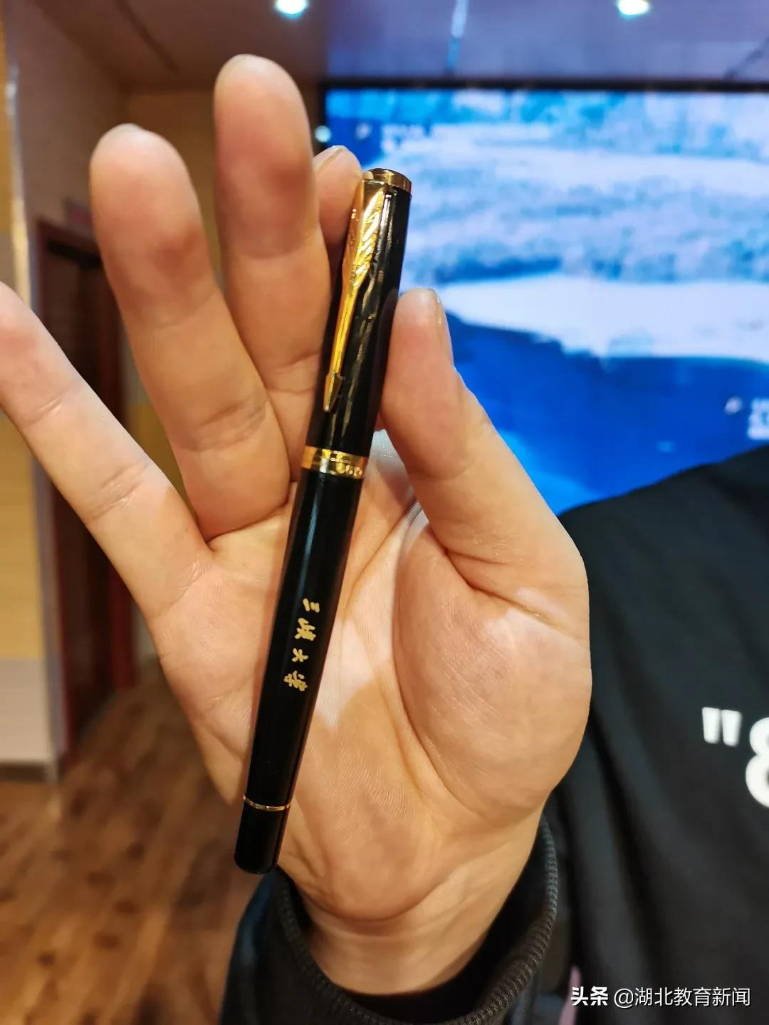 “生命摆渡人”汪勇竟向学生们展示自己的“朋友圈”？这堂大思政课太活了